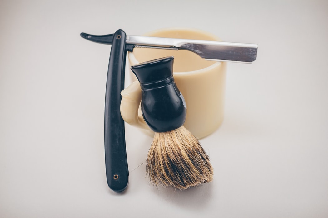 How to Use a Straight Razor to Get Clean Beard Lines?